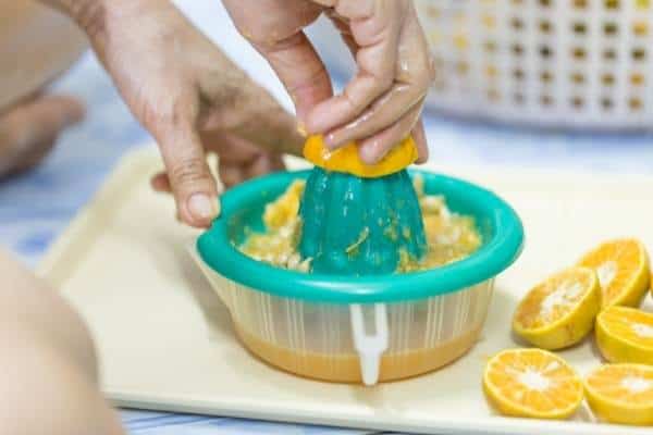 how to make juice orange with handheld juicer