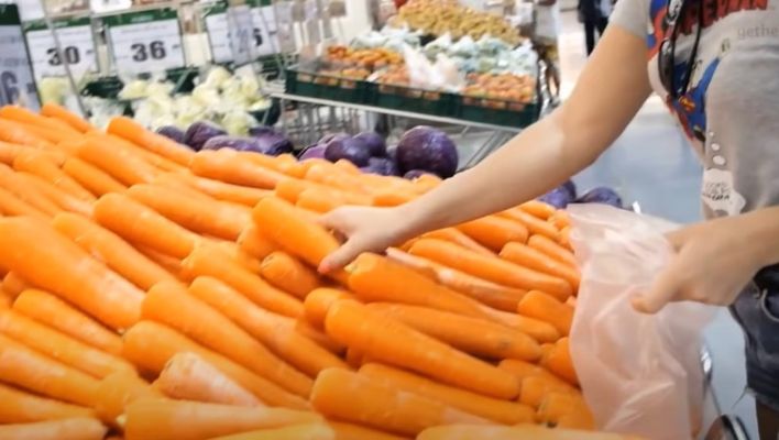 shopping the best carrots from the store 