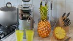 How to juice a pineapple with or without a juicer