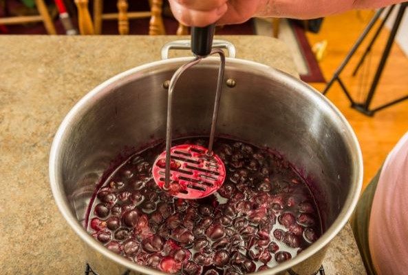 How to make grape juice with a potato masher