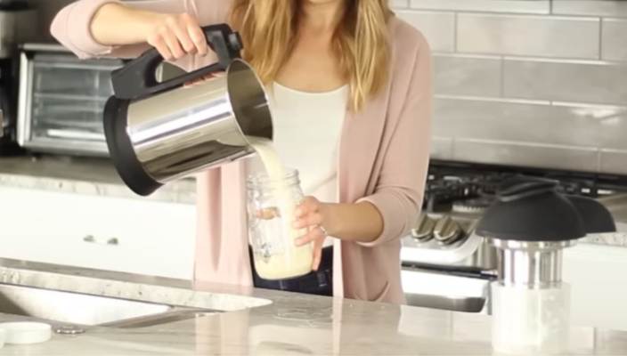 pour milk in a jar after blending