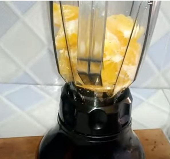 pour the small pieces of orange into the blender to juice